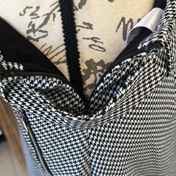 Express- Houndstooth, Mini Skirt with belt, Zip pockets, Side Zipper- Size 6 - Picture 6 of 7